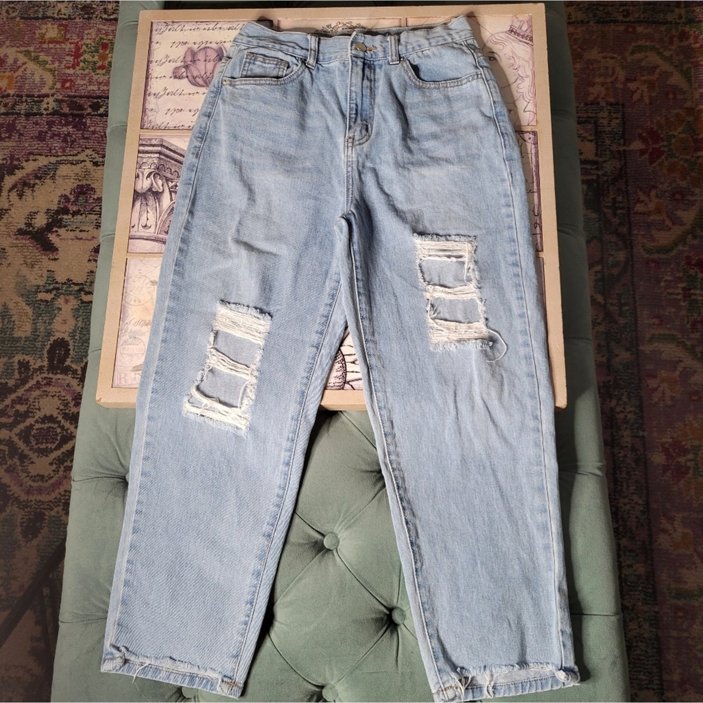 DAZY SHEIN Light Wash Cropped Distressed Jeans