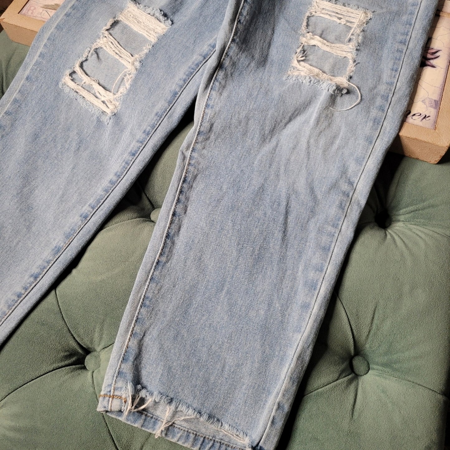 DAZY SHEIN Light Wash Cropped Distressed Jeans