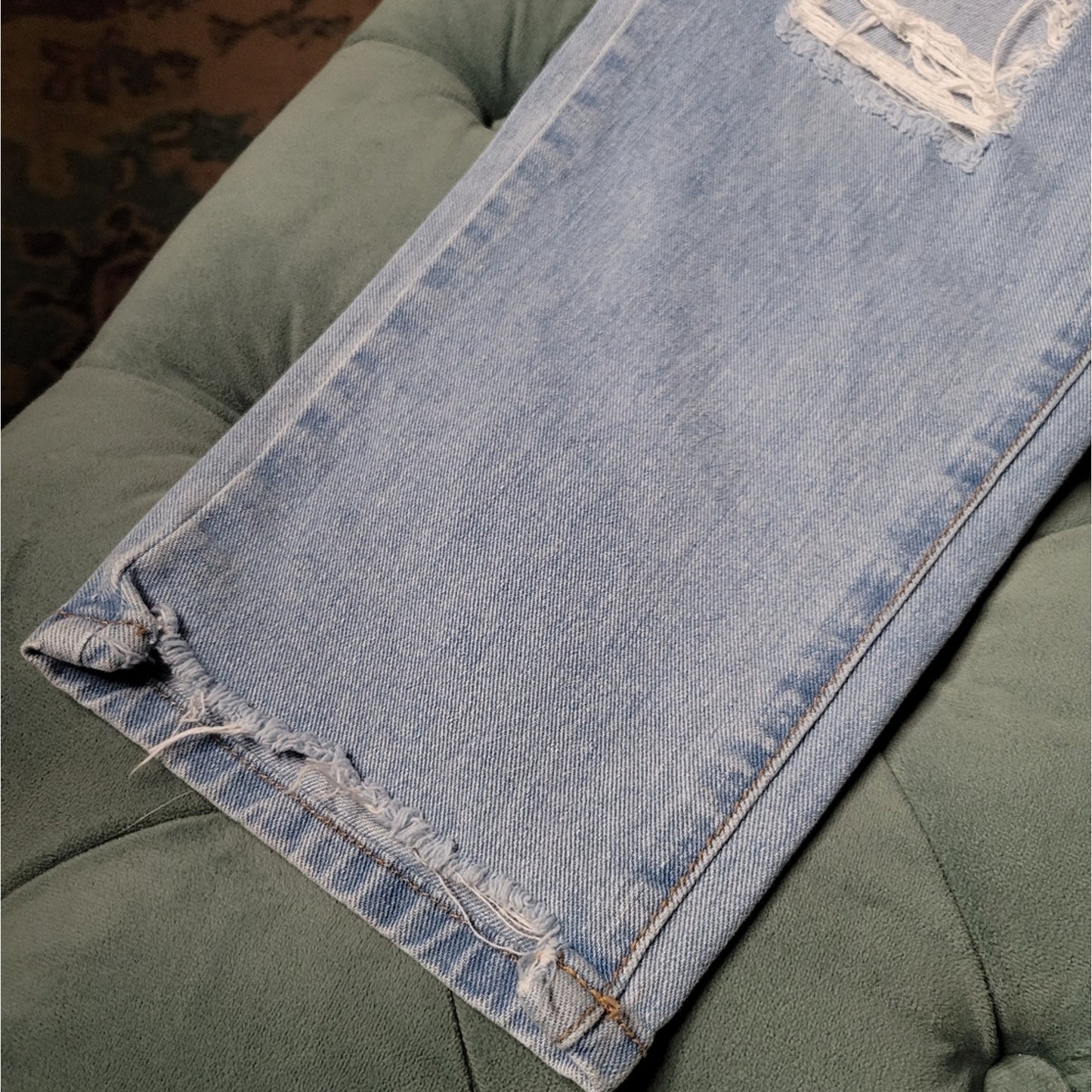 DAZY SHEIN Light Wash Cropped Distressed Jeans